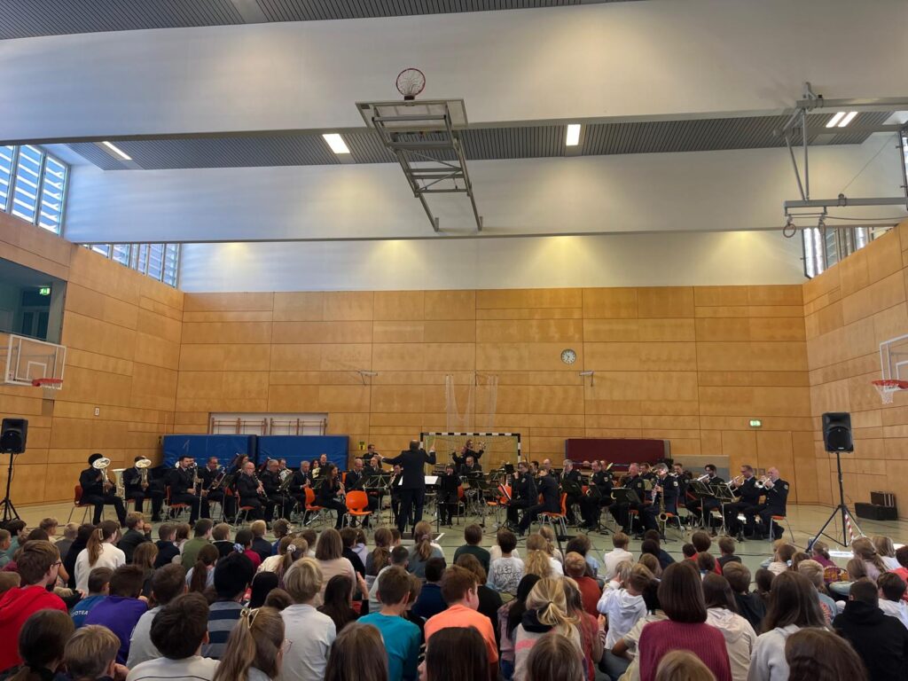 Das Bundespolizeiorchester spielt in der Turnhalle der Kiekemal-Schule vor Jungen und Mädchen der 4., 5. und 6. Klassen.