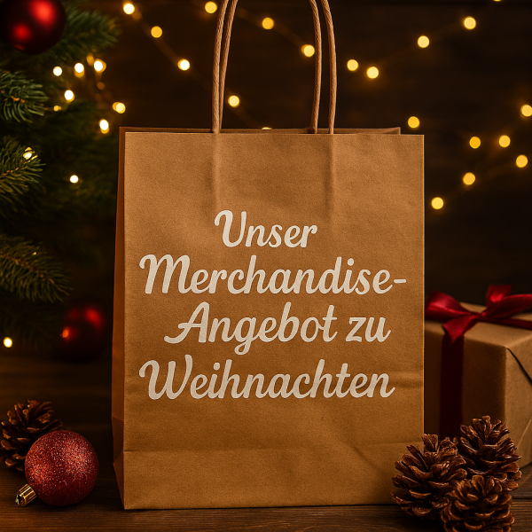 Einkaufstüte mit weihnachtlichem Aufdruck, umgeben von Tannenzweigen, Lichterketten, Geschenken und Weihnachtsdekoration.