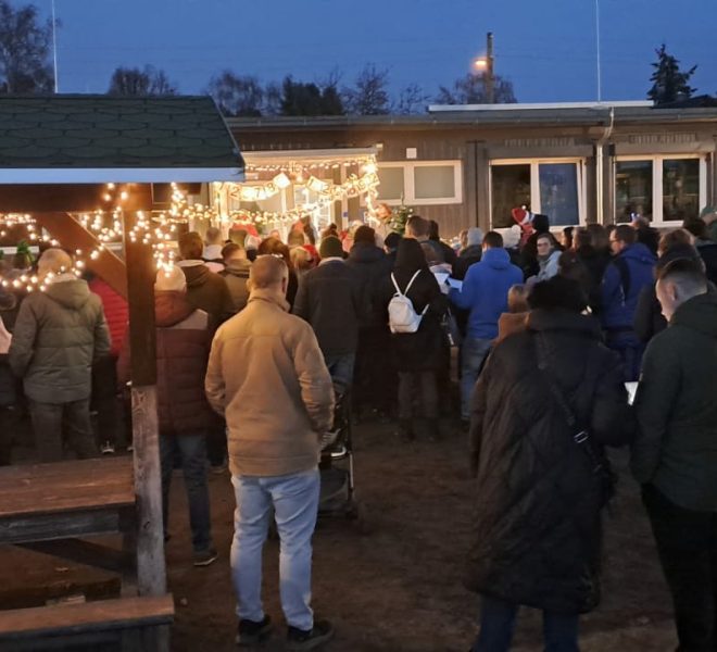 Weihnachtssingen auf dem Gelände der Kiekemal-Filiale 2025