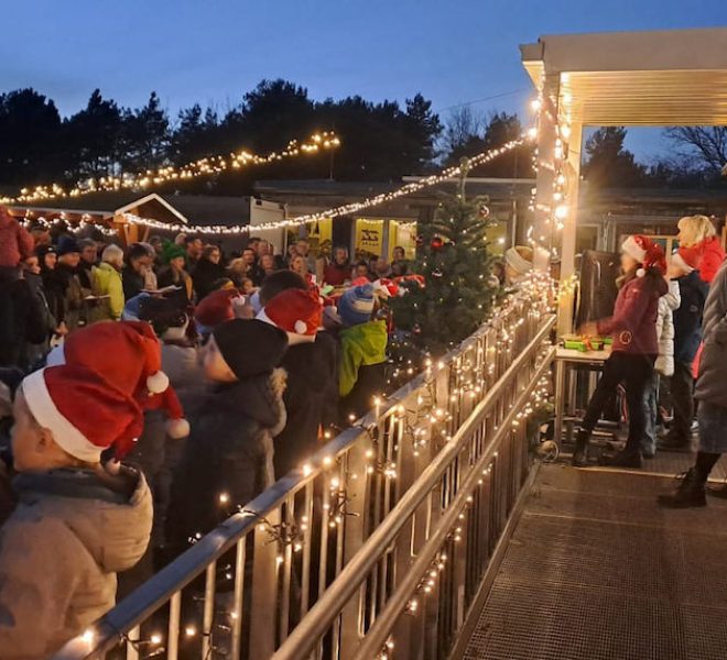 Weihnachtssingen auf dem Gelände der Kiekemal-Filiale 2025